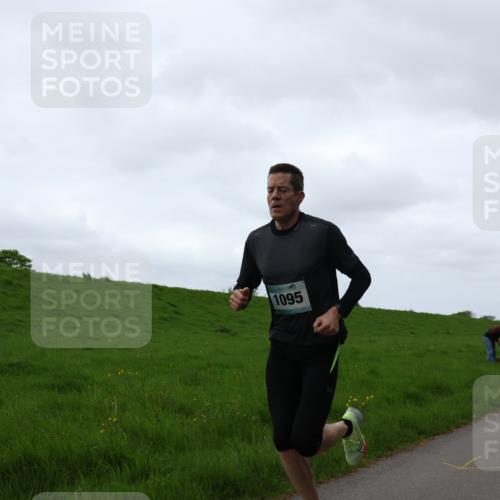 04.05.2025 - 8. Wedeler Halbmarathon Yannick Fuchs http://msf.ph/oto/7820921 04.05.2025 11:09:25 Laufen 1095 meine-sportfotos.de