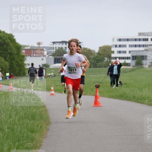 04.05.2025 - 8. Wedeler Halbmarathon Yannick Fuchs http://msf.ph/oto/7820979 04.05.2025 11:09:49 Laufen 1213 meine-sportfotos.de