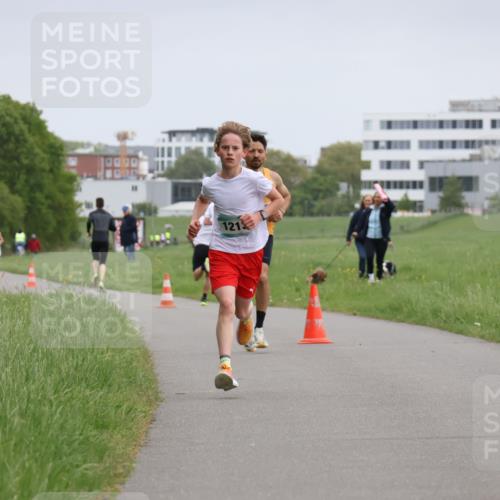 04.05.2025 - 8. Wedeler Halbmarathon Yannick Fuchs http://msf.ph/oto/7820986 04.05.2025 11:09:49 Laufen 121 meine-sportfotos.de