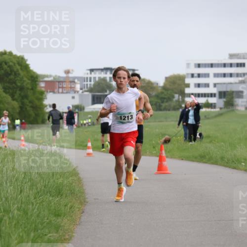 04.05.2025 - 8. Wedeler Halbmarathon Yannick Fuchs http://msf.ph/oto/7821004 04.05.2025 11:09:50 Laufen 1213 meine-sportfotos.de