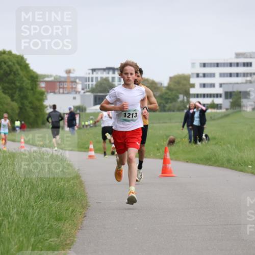 04.05.2025 - 8. Wedeler Halbmarathon Yannick Fuchs http://msf.ph/oto/7821014 04.05.2025 11:09:50 Laufen 1213 meine-sportfotos.de