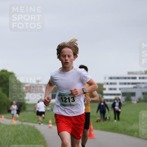 04.05.2025 - 8. Wedeler Halbmarathon Yannick Fuchs http://msf.ph/oto/7821108 04.05.2025 11:09:53 Laufen 1213 meine-sportfotos.de