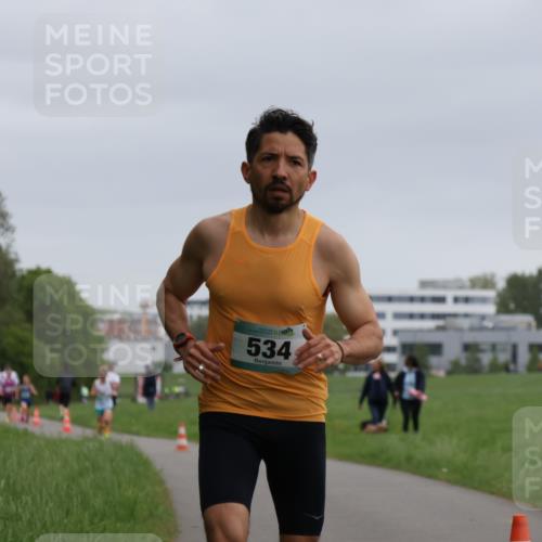 04.05.2025 - 8. Wedeler Halbmarathon Yannick Fuchs http://msf.ph/oto/7821190 04.05.2025 11:09:56 Laufen 534 meine-sportfotos.de