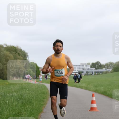 04.05.2025 - 8. Wedeler Halbmarathon Yannick Fuchs http://msf.ph/oto/7821215 04.05.2025 11:09:56 Laufen 534 meine-sportfotos.de