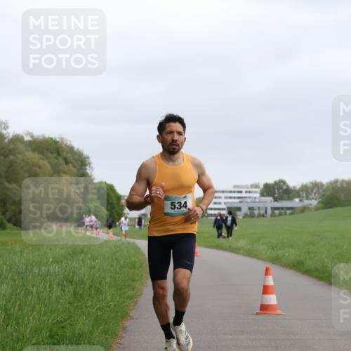 04.05.2025 - 8. Wedeler Halbmarathon Yannick Fuchs http://msf.ph/oto/7821217 04.05.2025 11:09:56 Laufen 534 meine-sportfotos.de