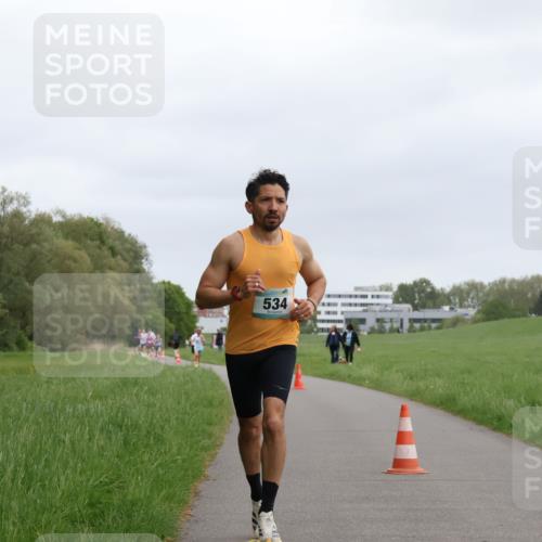 04.05.2025 - 8. Wedeler Halbmarathon Yannick Fuchs http://msf.ph/oto/7821222 04.05.2025 11:09:56 Laufen 534 meine-sportfotos.de
