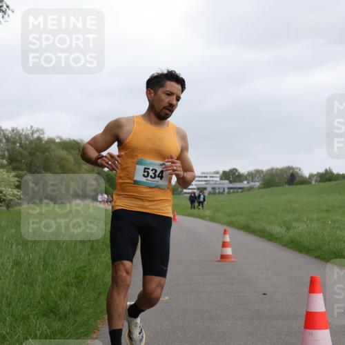 04.05.2025 - 8. Wedeler Halbmarathon Yannick Fuchs http://msf.ph/oto/7821295 04.05.2025 11:09:58 Laufen 534 meine-sportfotos.de