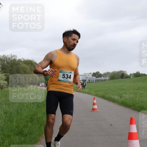 04.05.2025 - 8. Wedeler Halbmarathon Yannick Fuchs http://msf.ph/oto/7821302 04.05.2025 11:09:58 Laufen 534 meine-sportfotos.de