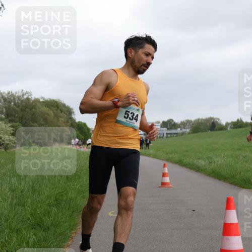 04.05.2025 - 8. Wedeler Halbmarathon Yannick Fuchs http://msf.ph/oto/7821312 04.05.2025 11:09:58 Laufen 534 meine-sportfotos.de