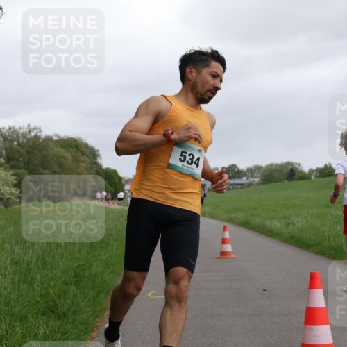 04.05.2025 - 8. Wedeler Halbmarathon Yannick Fuchs http://msf.ph/oto/7821317 04.05.2025 11:09:58 Laufen 534 meine-sportfotos.de
