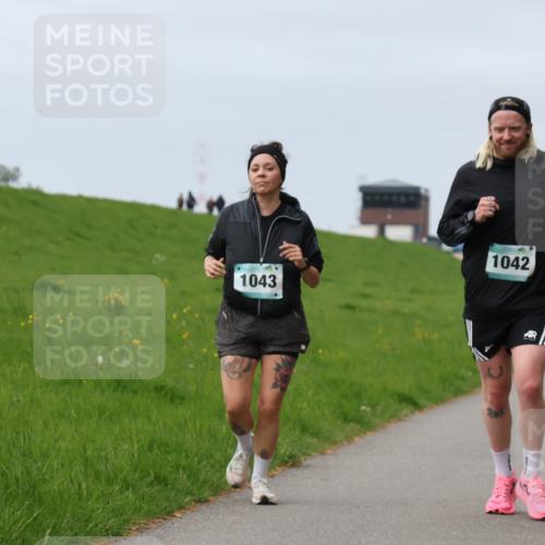 04.05.2025 - 8. Wedeler Halbmarathon Yannick Fuchs http://msf.ph/oto/7821320 04.05.2025 12:06:55 Laufen 1042, 1043 meine-sportfotos.de