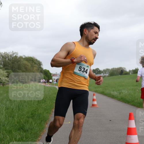 04.05.2025 - 8. Wedeler Halbmarathon Yannick Fuchs http://msf.ph/oto/7821322 04.05.2025 11:09:58 Laufen 534 meine-sportfotos.de