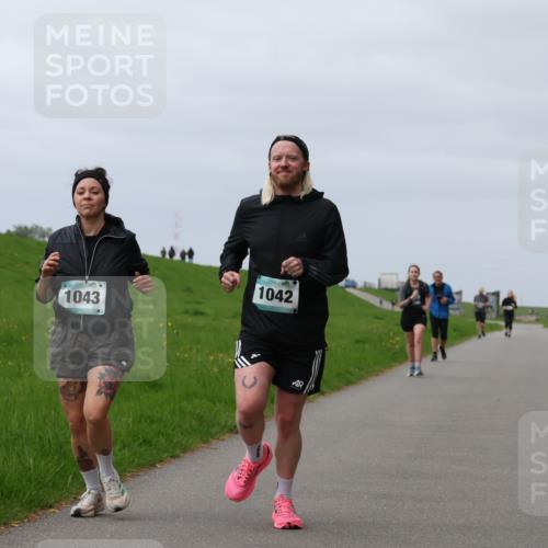 04.05.2025 - 8. Wedeler Halbmarathon Yannick Fuchs http://msf.ph/oto/7821331 04.05.2025 12:06:57 Laufen 1042, 1043 meine-sportfotos.de