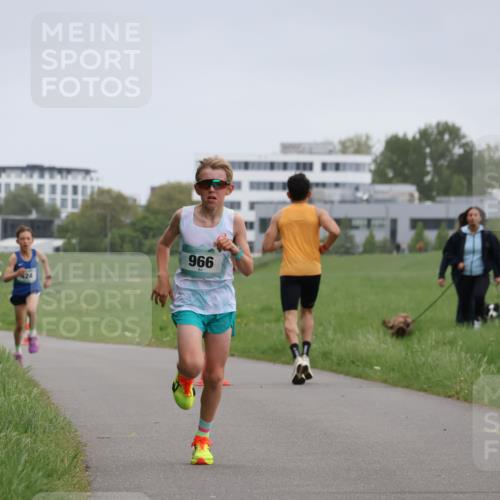 04.05.2025 - 8. Wedeler Halbmarathon Yannick Fuchs http://msf.ph/oto/7821374 04.05.2025 11:10:09 Laufen 24, 966 meine-sportfotos.de