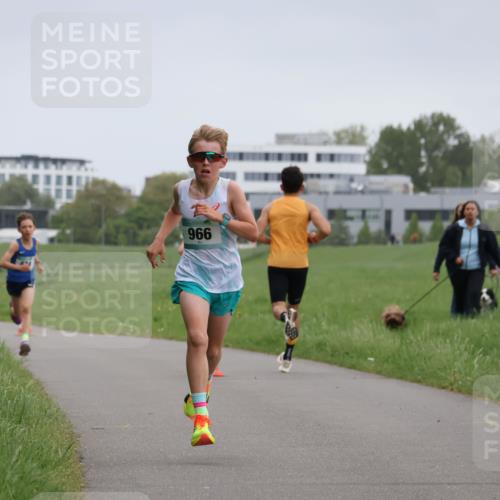 04.05.2025 - 8. Wedeler Halbmarathon Yannick Fuchs http://msf.ph/oto/7821388 04.05.2025 11:10:09 Laufen 966 meine-sportfotos.de