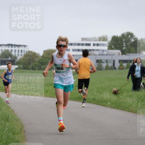 04.05.2025 - 8. Wedeler Halbmarathon Yannick Fuchs http://msf.ph/oto/7821393 04.05.2025 11:10:09 Laufen 424, 966 meine-sportfotos.de