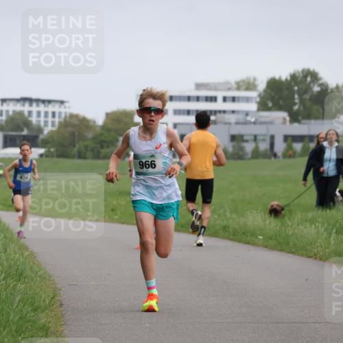 04.05.2025 - 8. Wedeler Halbmarathon Yannick Fuchs http://msf.ph/oto/7821399 04.05.2025 11:10:09 Laufen 424, 966 meine-sportfotos.de