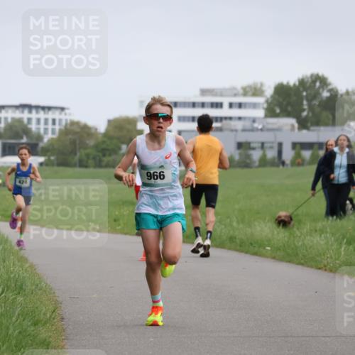 04.05.2025 - 8. Wedeler Halbmarathon Yannick Fuchs http://msf.ph/oto/7821402 04.05.2025 11:10:09 Laufen 966, 424 meine-sportfotos.de