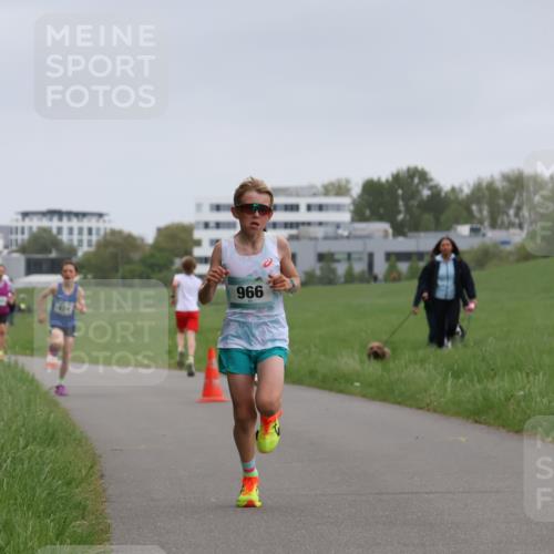 04.05.2025 - 8. Wedeler Halbmarathon Yannick Fuchs http://msf.ph/oto/7821425 04.05.2025 11:10:10 Laufen 966 meine-sportfotos.de