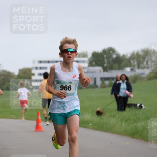04.05.2025 - 8. Wedeler Halbmarathon Yannick Fuchs http://msf.ph/oto/7821443 04.05.2025 11:10:10 Laufen 966, 64 meine-sportfotos.de