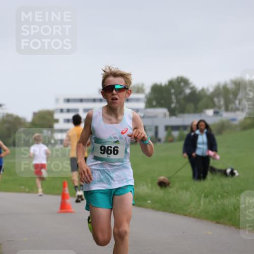 04.05.2025 - 8. Wedeler Halbmarathon Yannick Fuchs http://msf.ph/oto/7821447 04.05.2025 11:10:11 Laufen 4, 966 meine-sportfotos.de