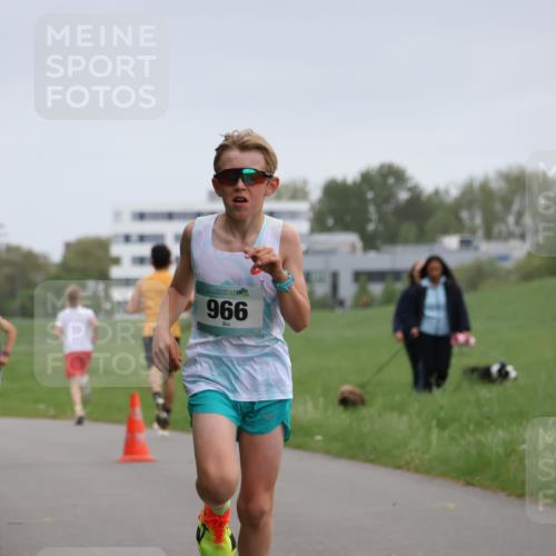04.05.2025 - 8. Wedeler Halbmarathon Yannick Fuchs http://msf.ph/oto/7821453 04.05.2025 11:10:11 Laufen 966 meine-sportfotos.de
