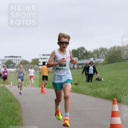 04.05.2025 - 8. Wedeler Halbmarathon Yannick Fuchs http://msf.ph/oto/7821490 04.05.2025 11:10:11 Laufen 966 meine-sportfotos.de