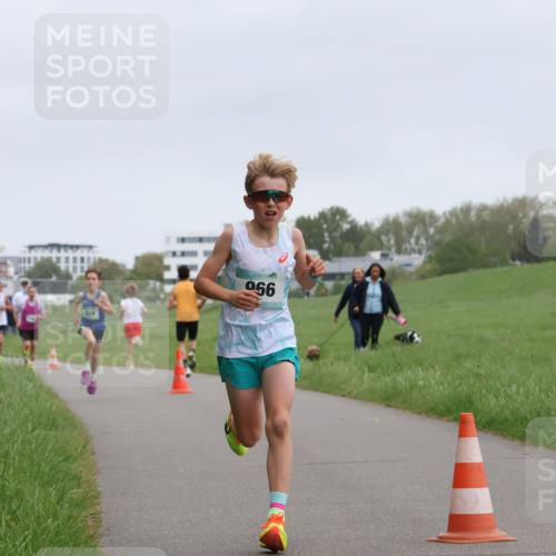 04.05.2025 - 8. Wedeler Halbmarathon Yannick Fuchs http://msf.ph/oto/7821495 04.05.2025 11:10:11 Laufen 424, 990 meine-sportfotos.de