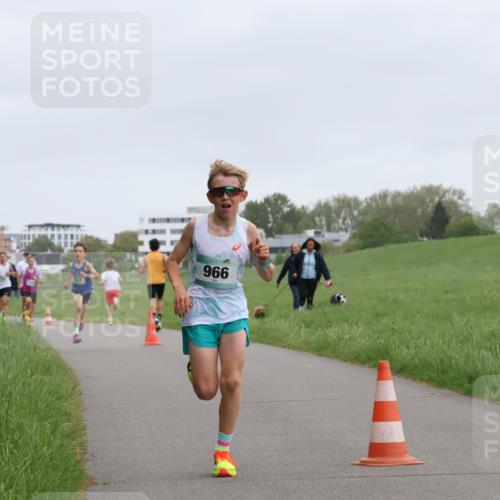 04.05.2025 - 8. Wedeler Halbmarathon Yannick Fuchs http://msf.ph/oto/7821498 04.05.2025 11:10:11 Laufen 424, 966 meine-sportfotos.de
