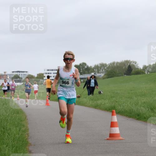 04.05.2025 - 8. Wedeler Halbmarathon Yannick Fuchs http://msf.ph/oto/7821506 04.05.2025 11:10:11 Laufen 10000, 424, 996 meine-sportfotos.de