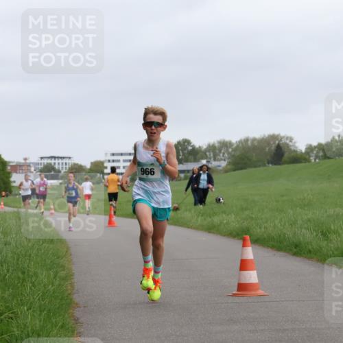 04.05.2025 - 8. Wedeler Halbmarathon Yannick Fuchs http://msf.ph/oto/7821512 04.05.2025 11:10:11 Laufen 966 meine-sportfotos.de