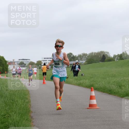 04.05.2025 - 8. Wedeler Halbmarathon Yannick Fuchs http://msf.ph/oto/7821519 04.05.2025 11:10:11 Laufen 966 meine-sportfotos.de