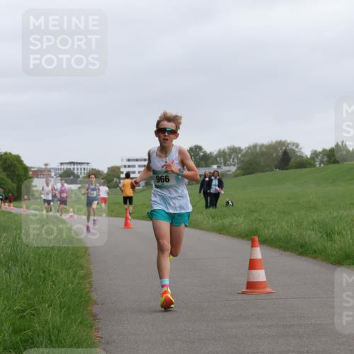 04.05.2025 - 8. Wedeler Halbmarathon Yannick Fuchs http://msf.ph/oto/7821524 04.05.2025 11:10:11 Laufen 996 meine-sportfotos.de