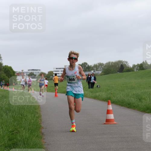 04.05.2025 - 8. Wedeler Halbmarathon Yannick Fuchs http://msf.ph/oto/7821530 04.05.2025 11:10:12 Laufen 966 meine-sportfotos.de