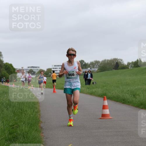 04.05.2025 - 8. Wedeler Halbmarathon Yannick Fuchs http://msf.ph/oto/7821534 04.05.2025 11:10:12 Laufen 996 meine-sportfotos.de