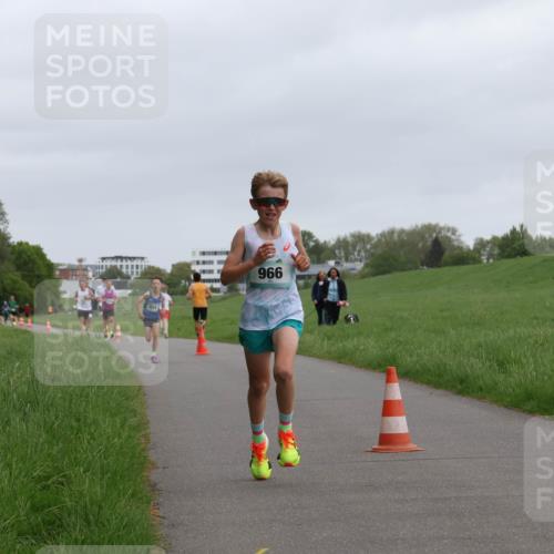 04.05.2025 - 8. Wedeler Halbmarathon Yannick Fuchs http://msf.ph/oto/7821542 04.05.2025 11:10:12 Laufen 996 meine-sportfotos.de
