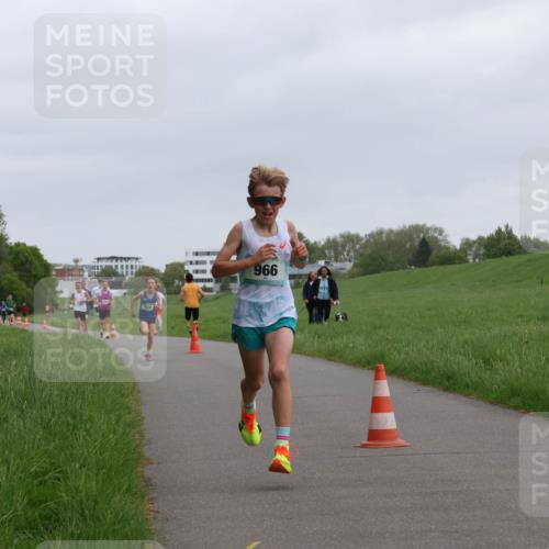 04.05.2025 - 8. Wedeler Halbmarathon Yannick Fuchs http://msf.ph/oto/7821546 04.05.2025 11:10:12 Laufen 1000, 966 meine-sportfotos.de
