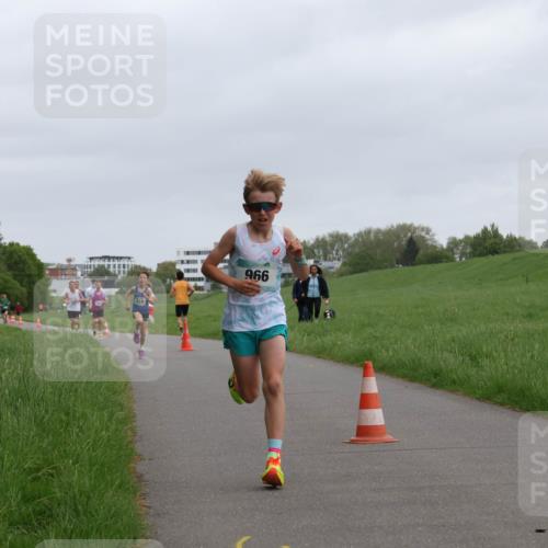 04.05.2025 - 8. Wedeler Halbmarathon Yannick Fuchs http://msf.ph/oto/7821551 04.05.2025 11:10:12 Laufen 996 meine-sportfotos.de