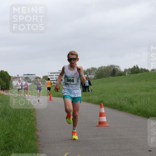04.05.2025 - 8. Wedeler Halbmarathon Yannick Fuchs http://msf.ph/oto/7821561 04.05.2025 11:10:12 Laufen 966 meine-sportfotos.de