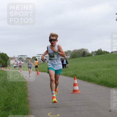 04.05.2025 - 8. Wedeler Halbmarathon Yannick Fuchs http://msf.ph/oto/7821571 04.05.2025 11:10:12 Laufen 966 meine-sportfotos.de