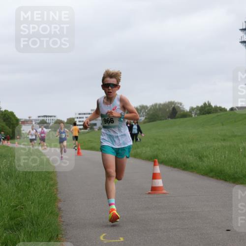 04.05.2025 - 8. Wedeler Halbmarathon Yannick Fuchs http://msf.ph/oto/7821573 04.05.2025 11:10:12 Laufen 966 meine-sportfotos.de