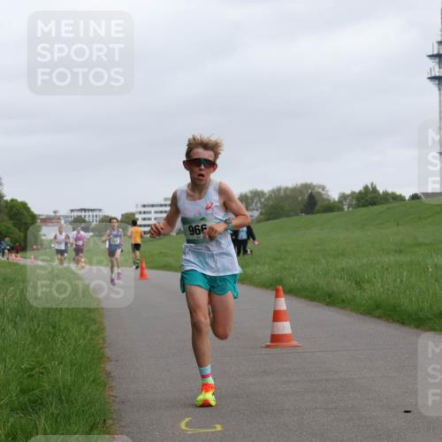 04.05.2025 - 8. Wedeler Halbmarathon Yannick Fuchs http://msf.ph/oto/7821577 04.05.2025 11:10:12 Laufen 966 meine-sportfotos.de