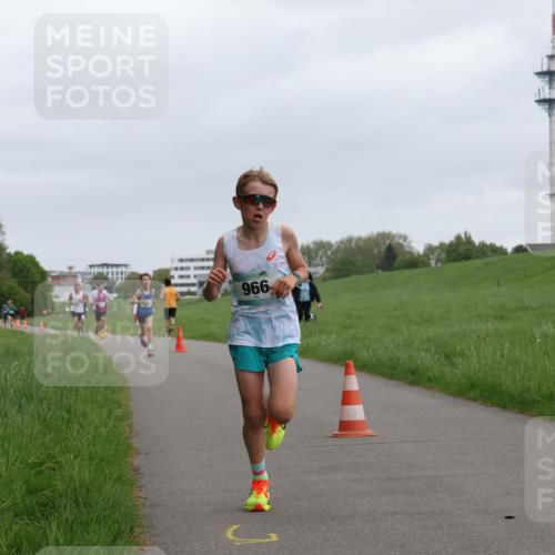 04.05.2025 - 8. Wedeler Halbmarathon Yannick Fuchs http://msf.ph/oto/7821582 04.05.2025 11:10:12 Laufen 966 meine-sportfotos.de