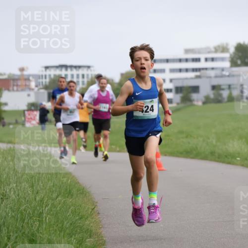 04.05.2025 - 8. Wedeler Halbmarathon Yannick Fuchs http://msf.ph/oto/7821636 04.05.2025 11:10:16 Laufen 2143, 24 meine-sportfotos.de