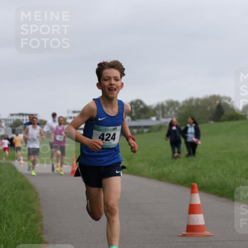 04.05.2025 - 8. Wedeler Halbmarathon Yannick Fuchs http://msf.ph/oto/7821762 04.05.2025 11:10:18 Laufen 424 meine-sportfotos.de