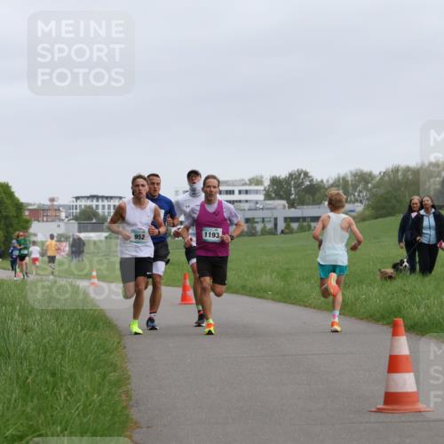 04.05.2025 - 8. Wedeler Halbmarathon Yannick Fuchs http://msf.ph/oto/7821907 04.05.2025 11:10:22 Laufen 1009, 952, 1193 meine-sportfotos.de