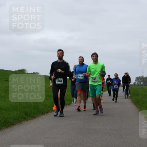 04.05.2025 - 8. Wedeler Halbmarathon Yannick Fuchs http://msf.ph/oto/7821923 04.05.2025 11:29:05 Laufen 1067, 1025, 163, 298 meine-sportfotos.de