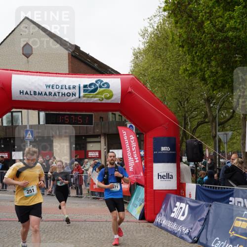 04.05.2025 - 8. Wedeler Halbmarathon Felixshl http://msf.ph/oto/7821944 04.05.2025 11:57:49 Ziel 55, 251, 606, 671 meine-sportfotos.de