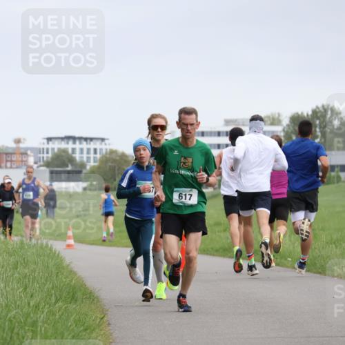 04.05.2025 - 8. Wedeler Halbmarathon Yannick Fuchs http://msf.ph/oto/7822323 04.05.2025 11:10:38 Laufen 620, 617 meine-sportfotos.de