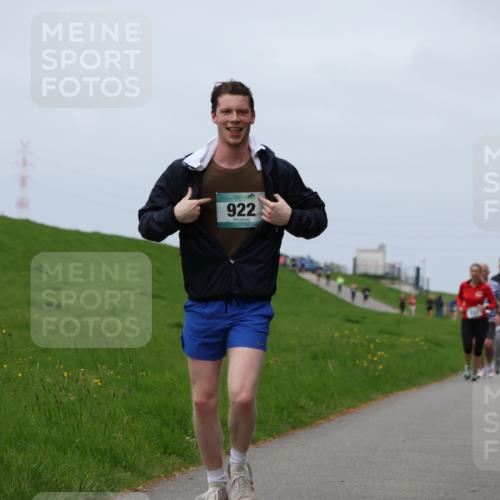 04.05.2025 - 8. Wedeler Halbmarathon Yannick Fuchs http://msf.ph/oto/7822352 04.05.2025 11:52:06 Laufen 922 meine-sportfotos.de